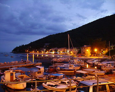 Hafen von Moscenica bei Nacht